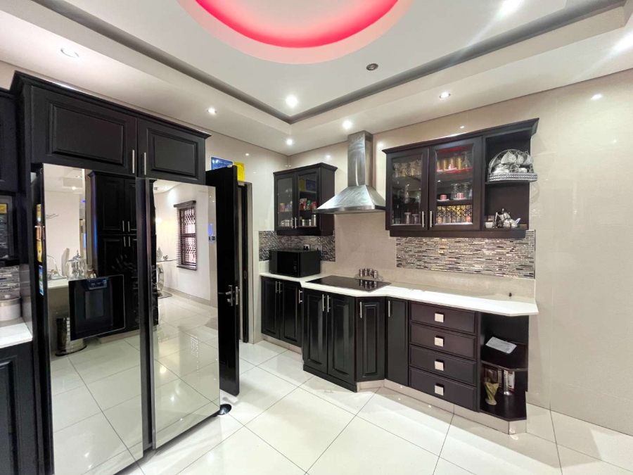 6 Bedroom Property for Sale in Umhlanga KwaZulu-Natal