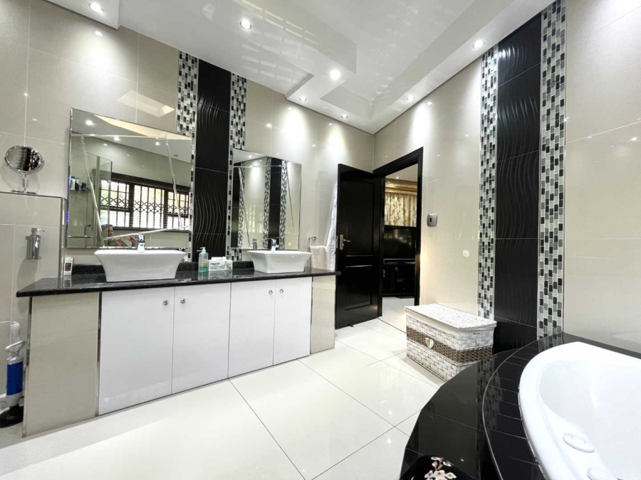 6 Bedroom Property for Sale in Umhlanga KwaZulu-Natal