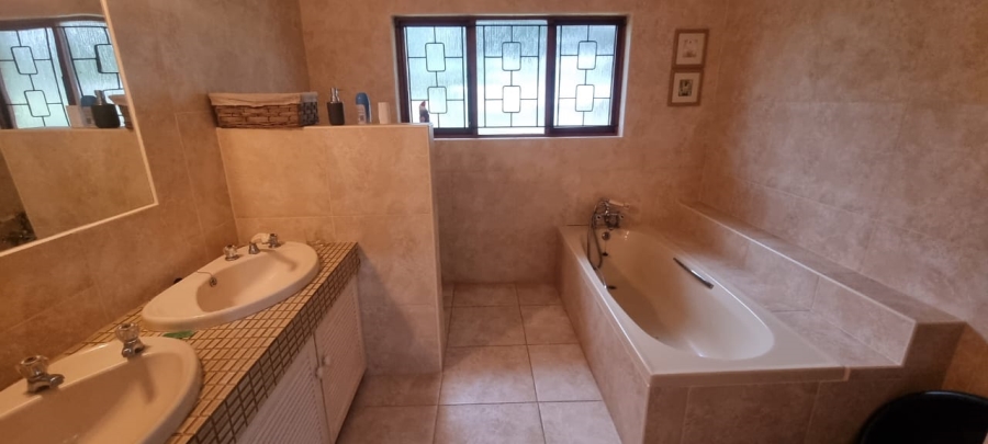 4 Bedroom Property for Sale in Umtentweni KwaZulu-Natal