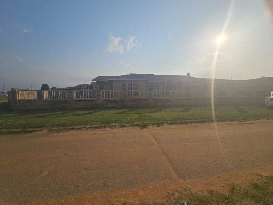 4 Bedroom Property for Sale in Osizweni KwaZulu-Natal
