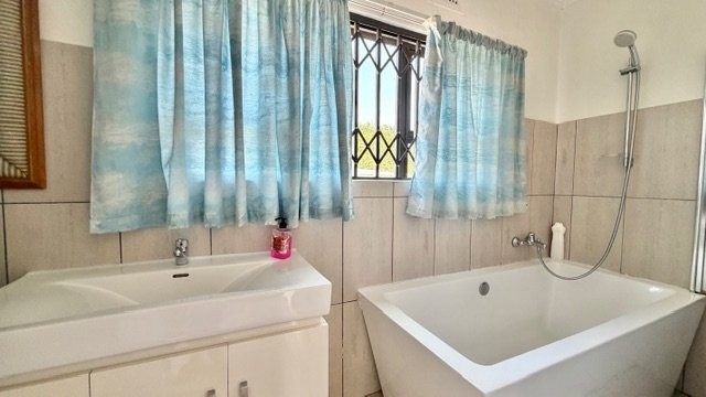 5 Bedroom Property for Sale in Uvongo KwaZulu-Natal