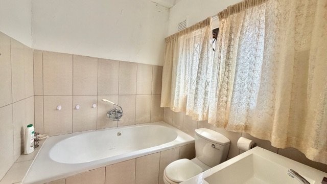 5 Bedroom Property for Sale in Uvongo KwaZulu-Natal