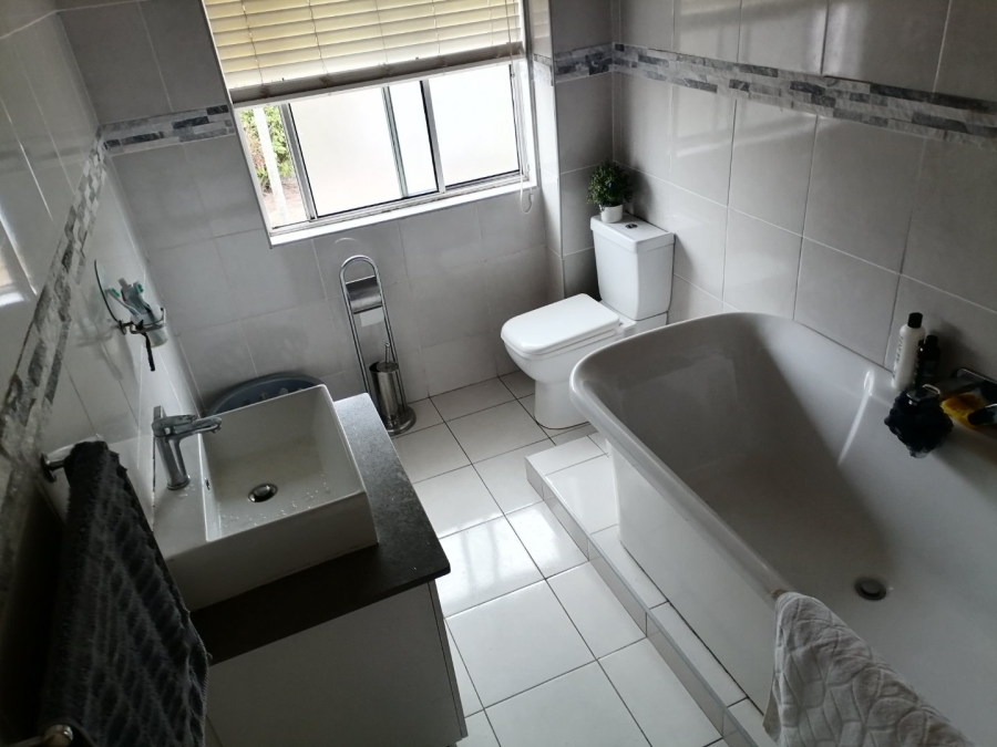 2 Bedroom Property for Sale in Uvongo KwaZulu-Natal