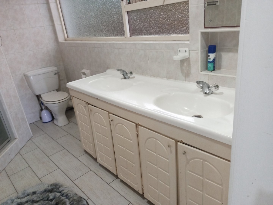 4 Bedroom Property for Sale in Uvongo KwaZulu-Natal