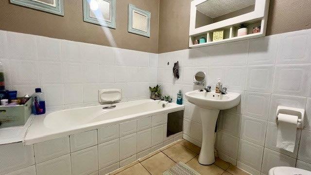 2 Bedroom Property for Sale in Uvongo KwaZulu-Natal