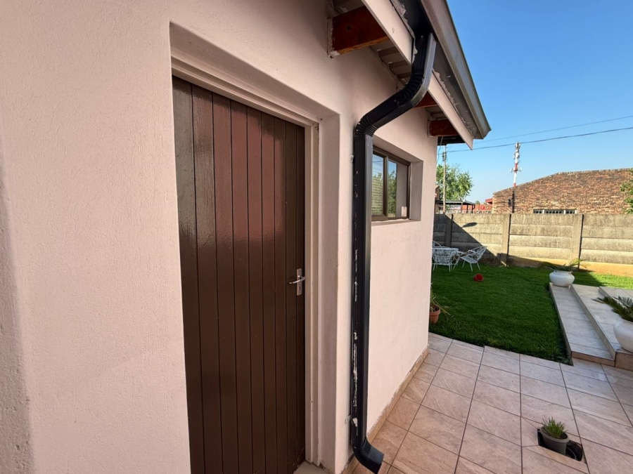 6 Bedroom Property for Sale in Lennoxton KwaZulu-Natal