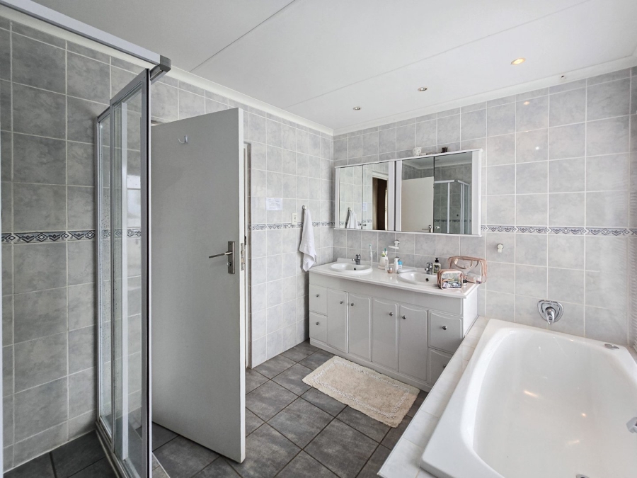 4 Bedroom Property for Sale in Leisure Bay KwaZulu-Natal