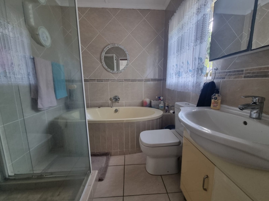 3 Bedroom Property for Sale in Umtentweni KwaZulu-Natal