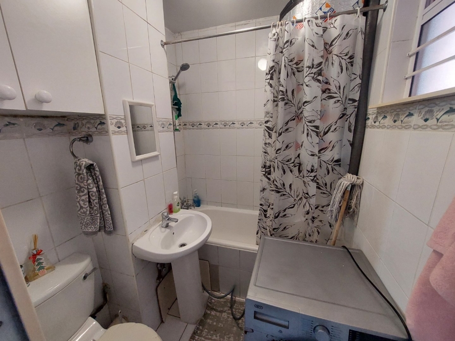 1 Bedroom Property for Sale in Essenwood KwaZulu-Natal