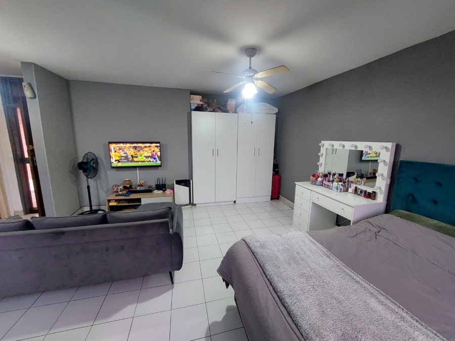 1 Bedroom Property for Sale in Essenwood KwaZulu-Natal