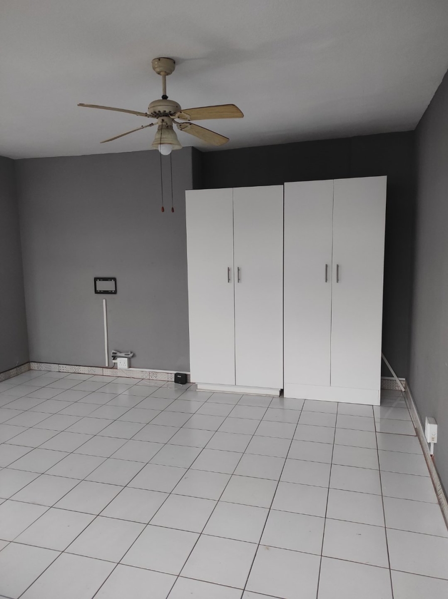 1 Bedroom Property for Sale in Essenwood KwaZulu-Natal