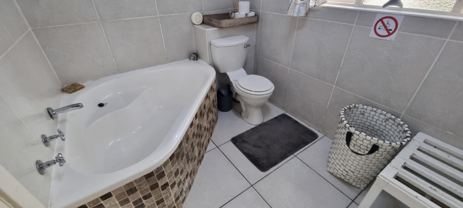 5 Bedroom Property for Sale in Southport KwaZulu-Natal