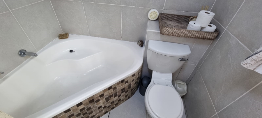 5 Bedroom Property for Sale in Southport KwaZulu-Natal