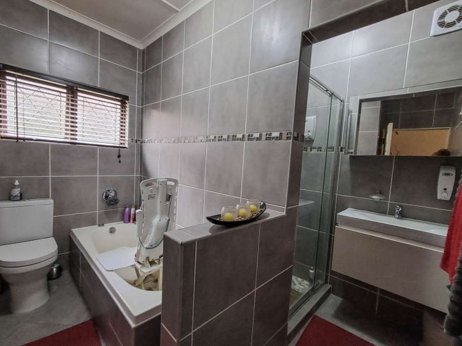 4 Bedroom Property for Sale in Oslo Beach KwaZulu-Natal