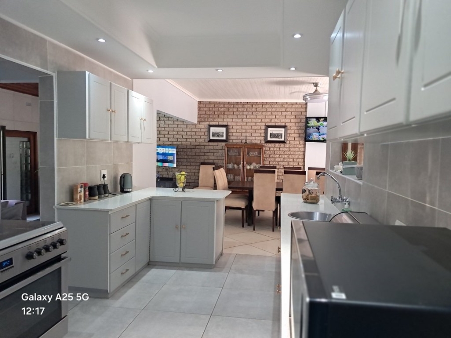 6 Bedroom Property for Sale in Umtentweni KwaZulu-Natal