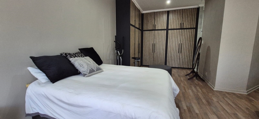5 Bedroom Property for Sale in Huttenheights KwaZulu-Natal
