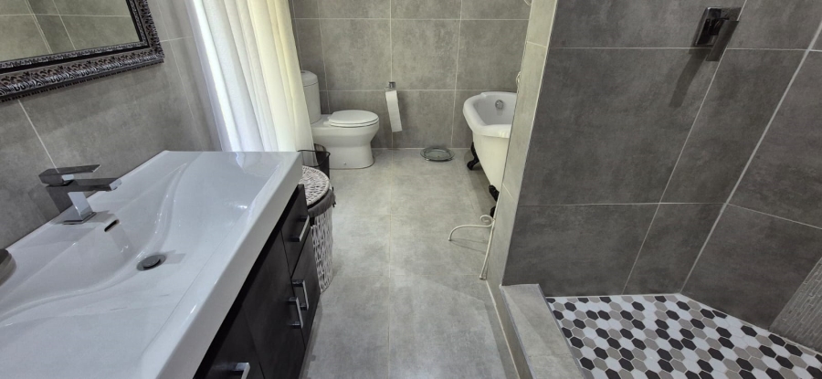 5 Bedroom Property for Sale in Huttenheights KwaZulu-Natal