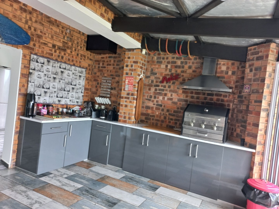 4 Bedroom Property for Sale in Leisure Crest KwaZulu-Natal