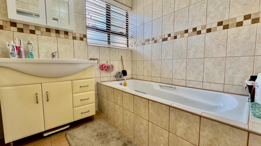 4 Bedroom Property for Sale in Schuinshoogte KwaZulu-Natal