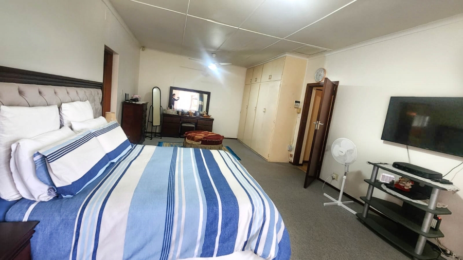 5 Bedroom Property for Sale in Umtentweni KwaZulu-Natal