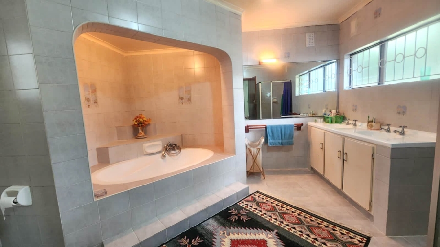 5 Bedroom Property for Sale in Umtentweni KwaZulu-Natal