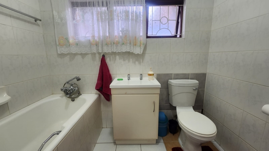 5 Bedroom Property for Sale in Umtentweni KwaZulu-Natal