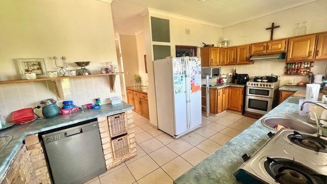 5 Bedroom Property for Sale in Uvongo KwaZulu-Natal