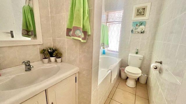 5 Bedroom Property for Sale in Uvongo KwaZulu-Natal