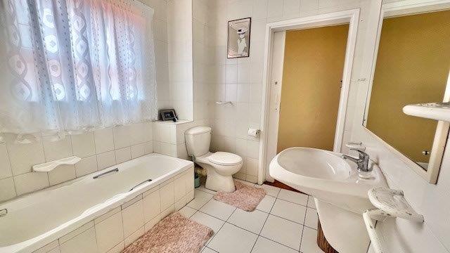 5 Bedroom Property for Sale in Uvongo KwaZulu-Natal