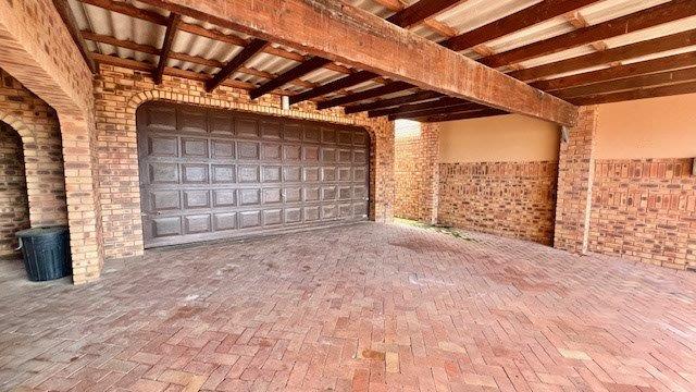 5 Bedroom Property for Sale in Uvongo KwaZulu-Natal