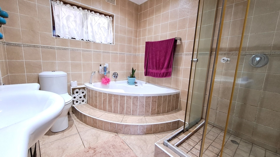 4 Bedroom Property for Sale in Glenmore KwaZulu-Natal