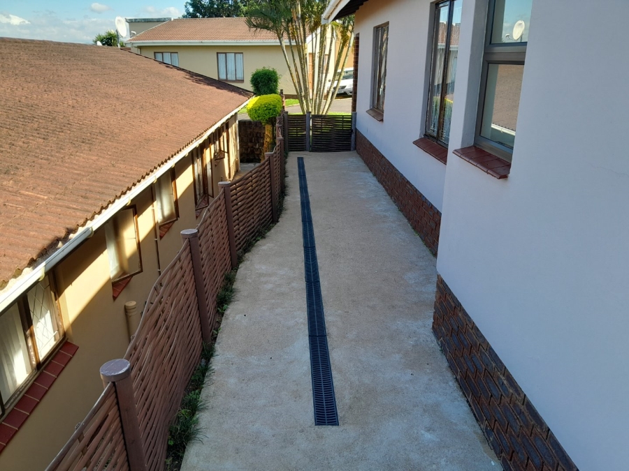 2 Bedroom Property for Sale in Lower Illovo KwaZulu-Natal