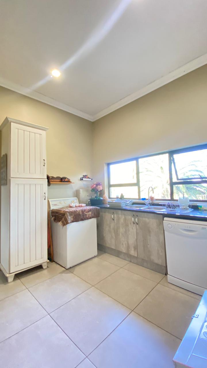 7 Bedroom Property for Sale in Signal Hill KwaZulu-Natal