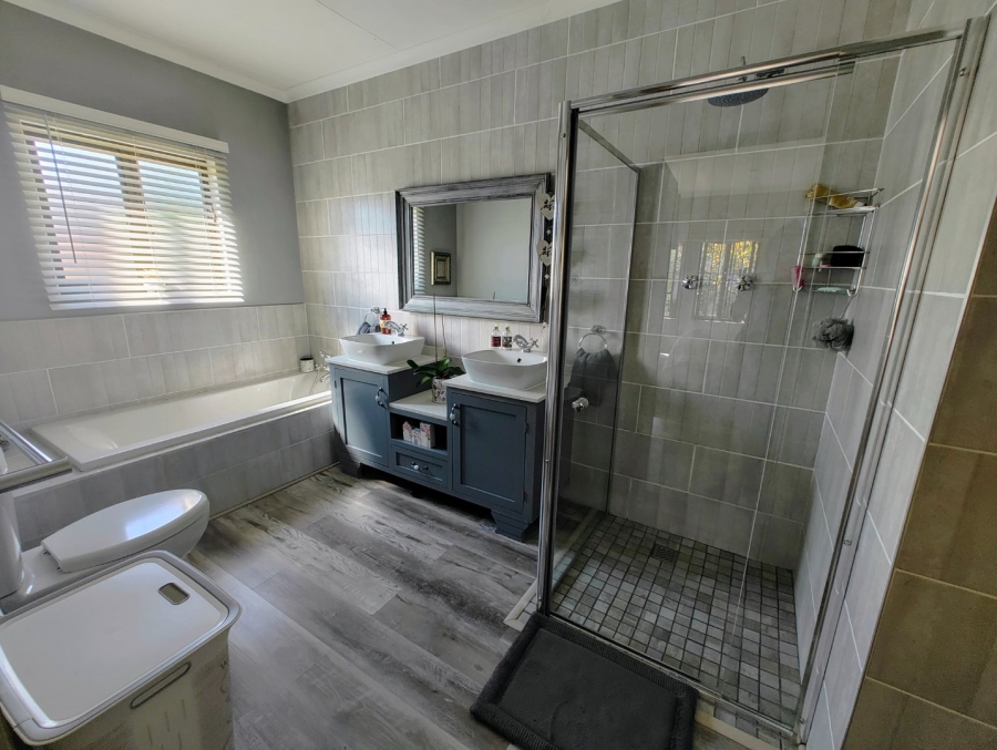 3 Bedroom Property for Sale in Schuinshoogte KwaZulu-Natal