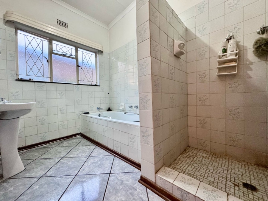 4 Bedroom Property for Sale in Huttenheights KwaZulu-Natal