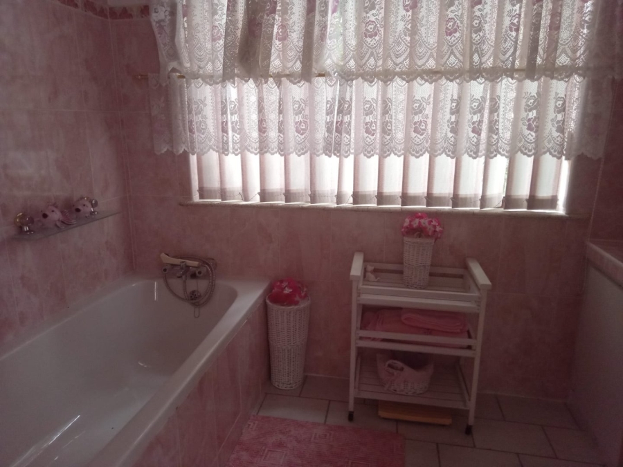 5 Bedroom Property for Sale in Margate KwaZulu-Natal