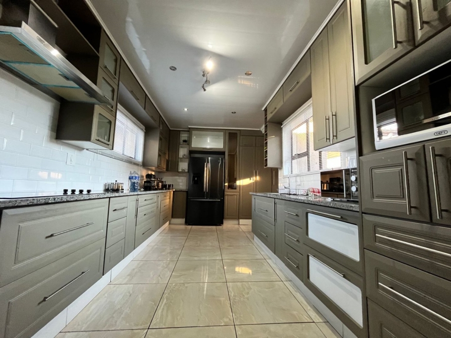 5 Bedroom Property for Sale in Barry Hertzog Park KwaZulu-Natal