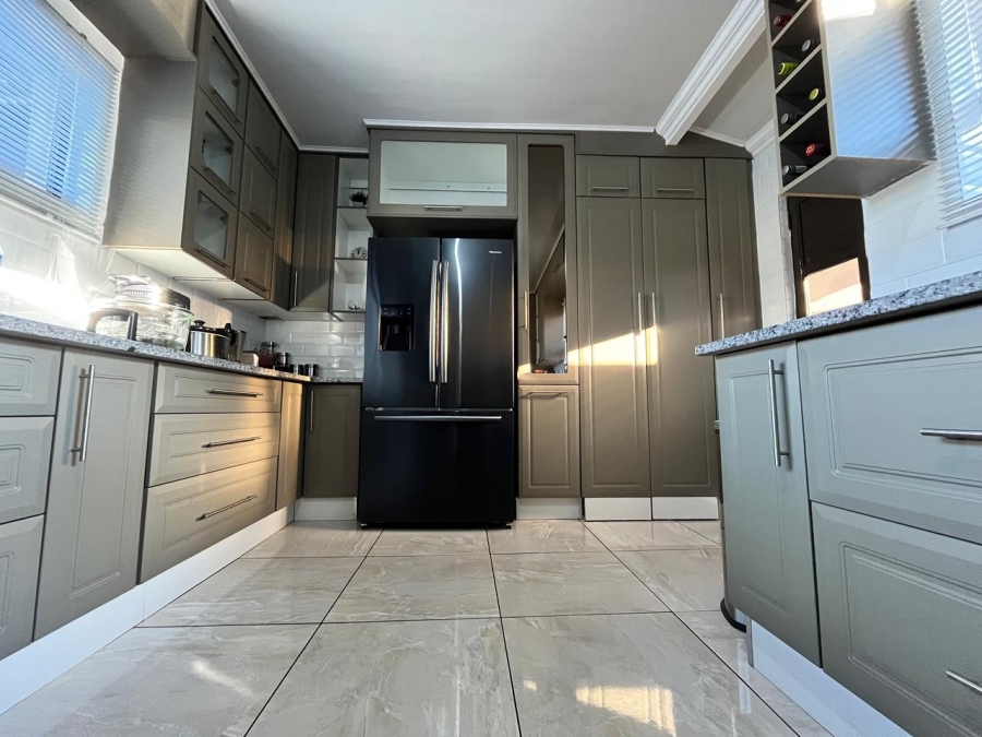 5 Bedroom Property for Sale in Barry Hertzog Park KwaZulu-Natal