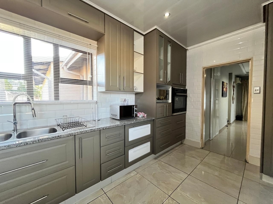 5 Bedroom Property for Sale in Barry Hertzog Park KwaZulu-Natal