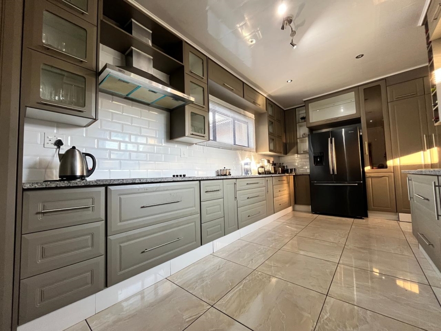 5 Bedroom Property for Sale in Barry Hertzog Park KwaZulu-Natal