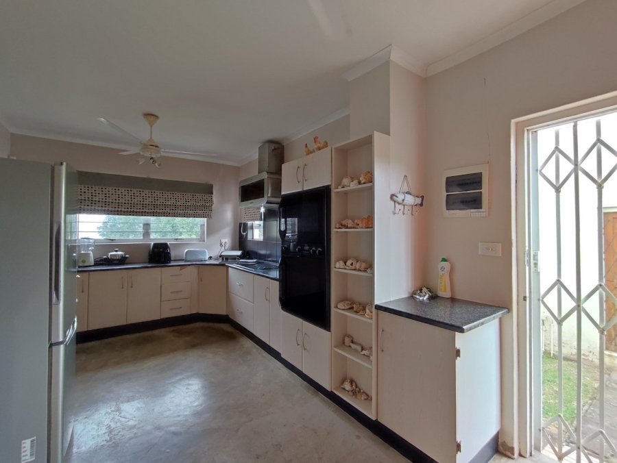 5 Bedroom Property for Sale in Umtentweni KwaZulu-Natal