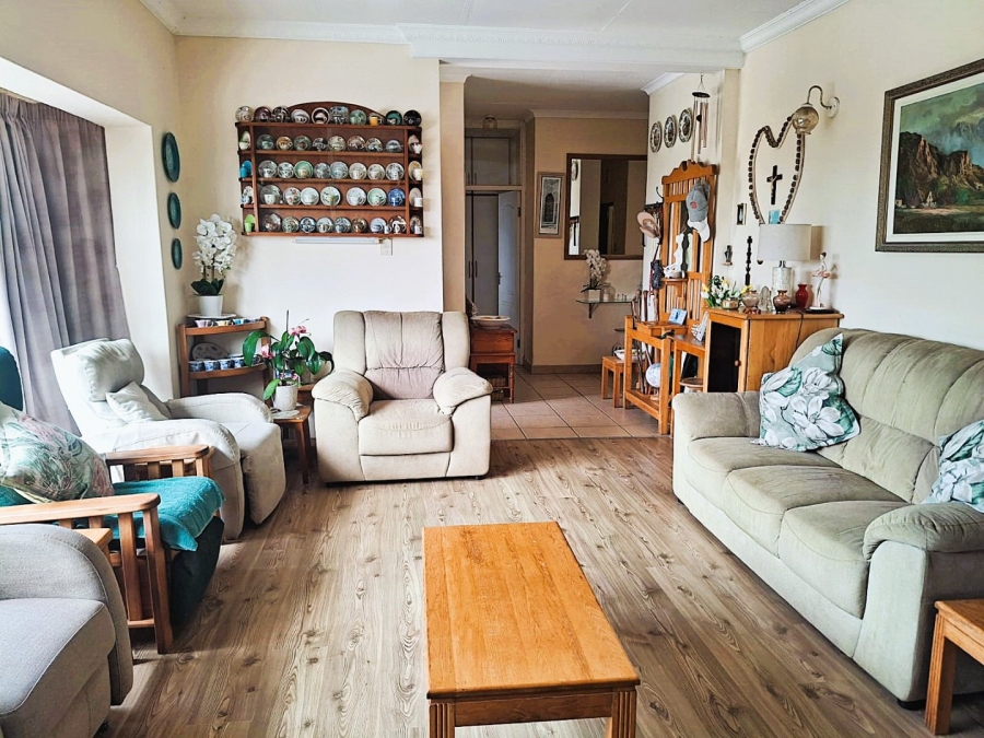 5 Bedroom Property for Sale in Uvongo KwaZulu-Natal