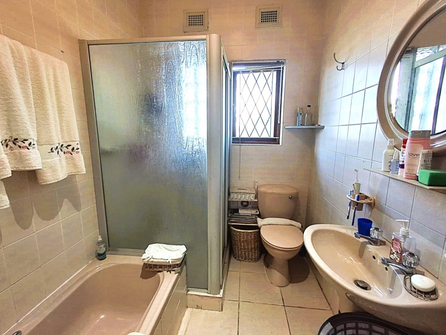 5 Bedroom Property for Sale in Uvongo KwaZulu-Natal