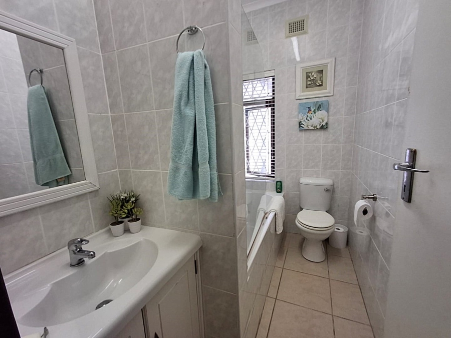 5 Bedroom Property for Sale in Uvongo KwaZulu-Natal