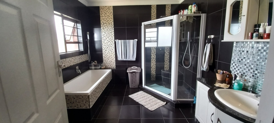 4 Bedroom Property for Sale in Southport KwaZulu-Natal