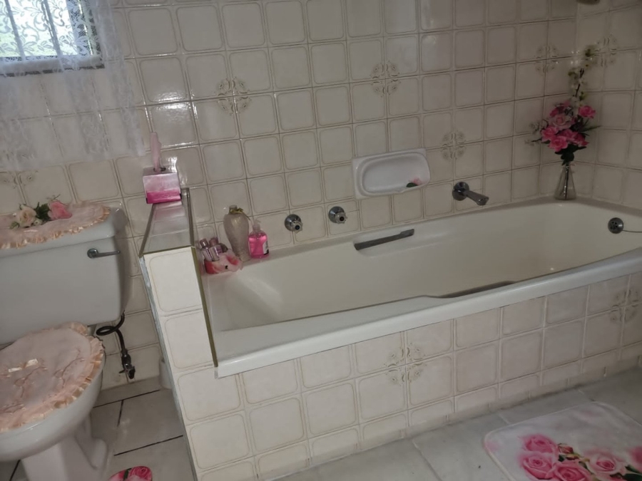 5 Bedroom Property for Sale in Umtentweni KwaZulu-Natal