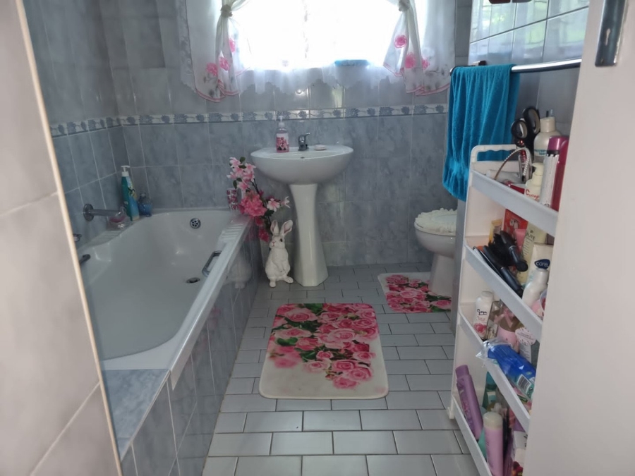 5 Bedroom Property for Sale in Umtentweni KwaZulu-Natal