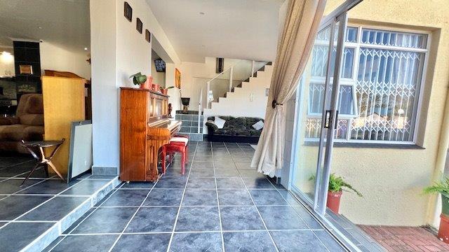 5 Bedroom Property for Sale in St Michaels On Sea KwaZulu-Natal