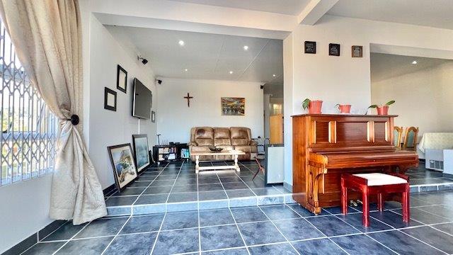 5 Bedroom Property for Sale in St Michaels On Sea KwaZulu-Natal