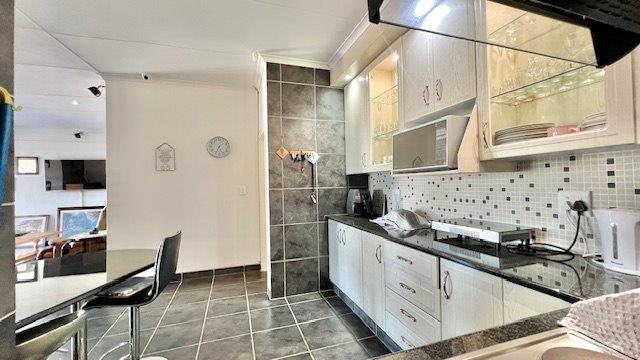 5 Bedroom Property for Sale in St Michaels On Sea KwaZulu-Natal